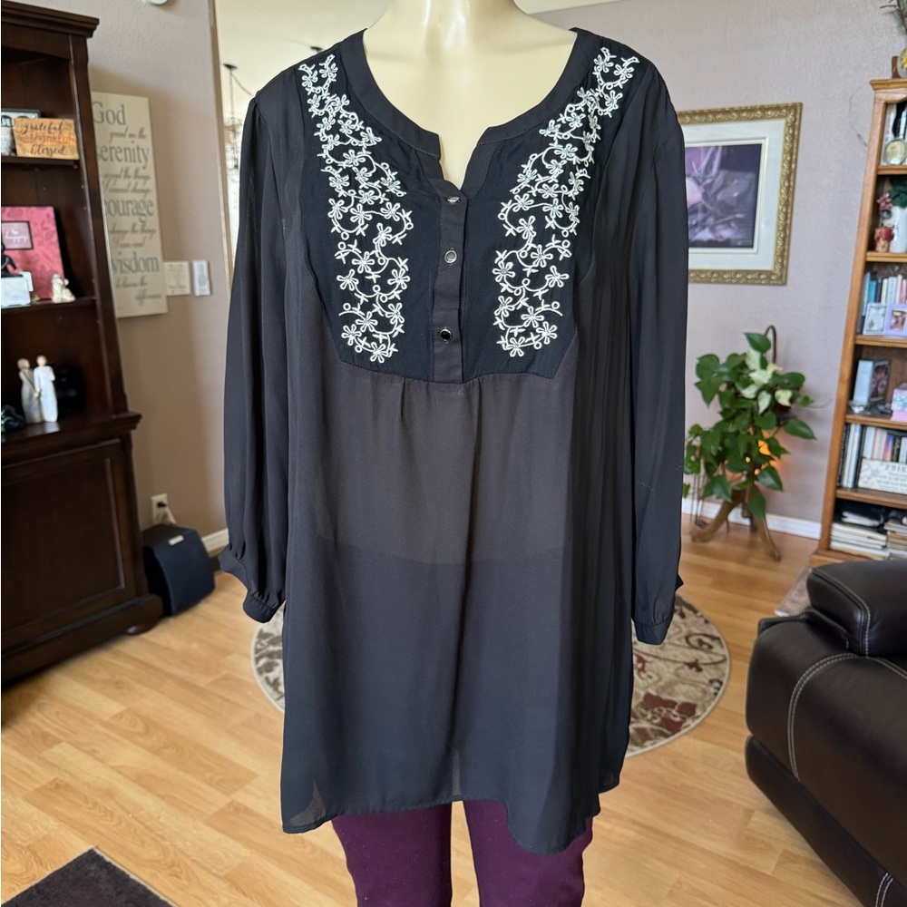 Glam & Fame sheer black & white 3/4 sleeves Vneck blouse-size XL